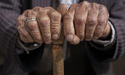 © - fotolia.com Old Man Hands